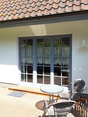 Outdoor dining - Idyllically situated first floor apartment near Darßer Wald, south-facing terrace, WLAN (Prerow)