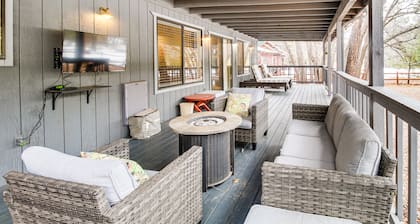 Near Hiking & Golfing: Pinetop Home w/ Deck!