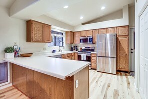 Réfrigérateur, micro-ondes, plaque de cuisson, lave-vaisselle