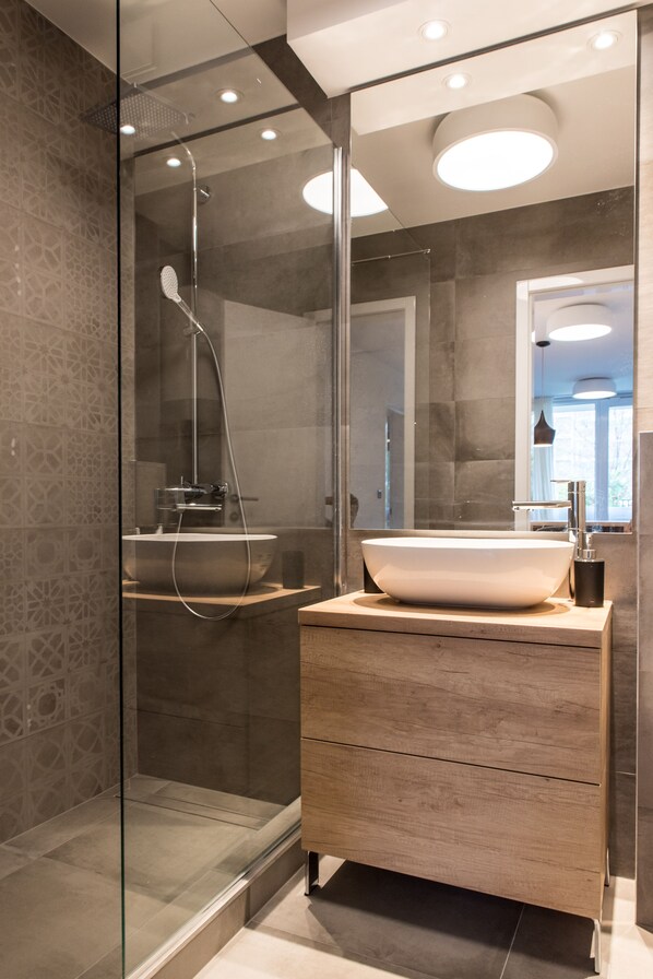 Douche, séchoir à cheveux, serviettes fournies, savon
