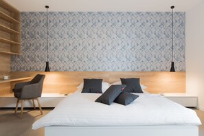 2 chambres, coffre-fort, bureau, fer et planche à repasser