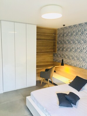 2 Schlafzimmer, Zimmersafe, Schreibtisch, Bügeleisen/Bügelbrett