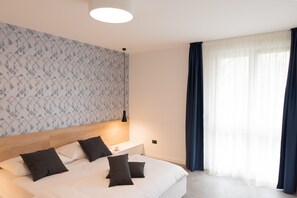 2 Schlafzimmer, Zimmersafe, Schreibtisch, Bügeleisen/Bügelbrett
