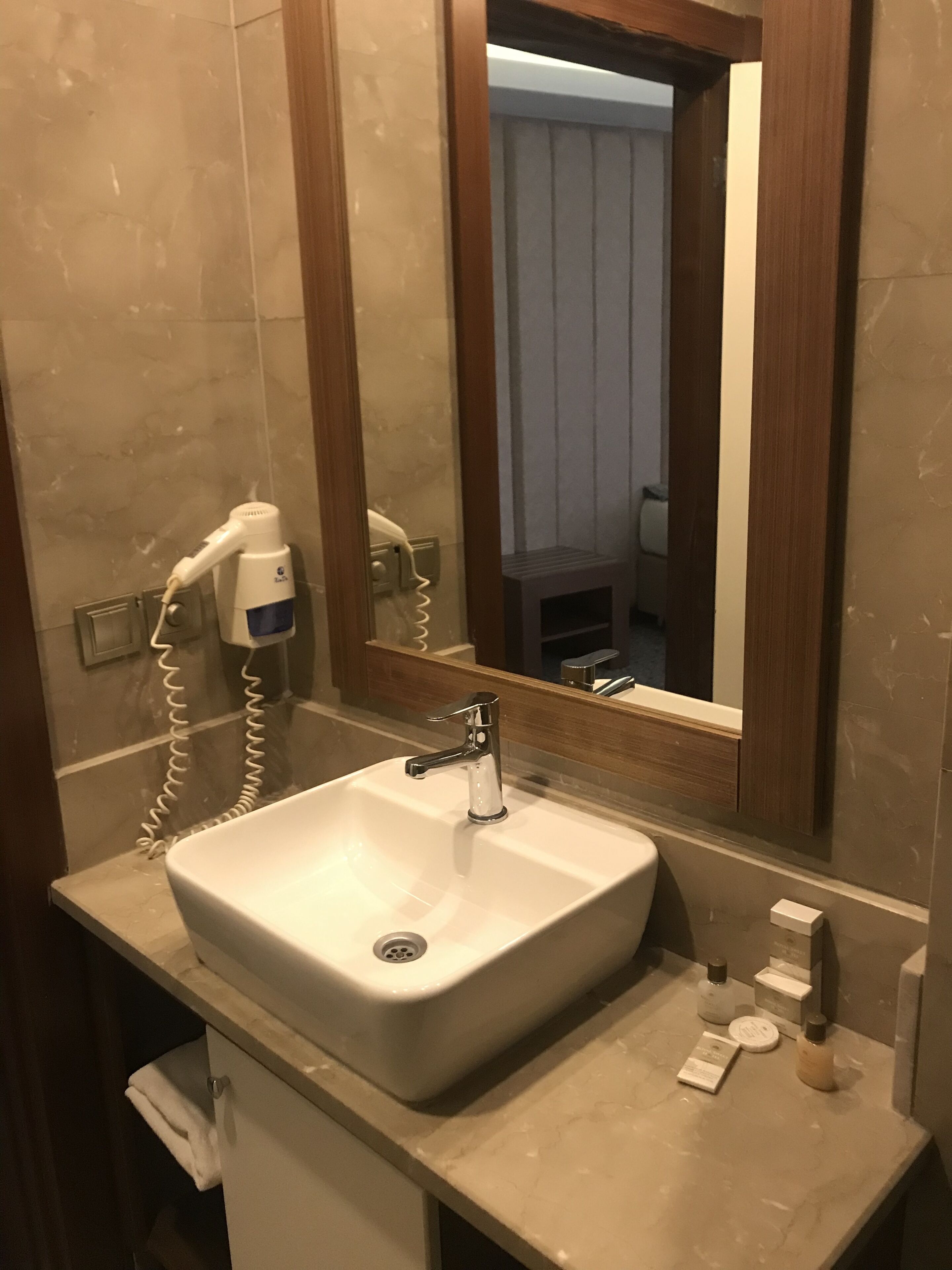standard single room | bathroom | slippers