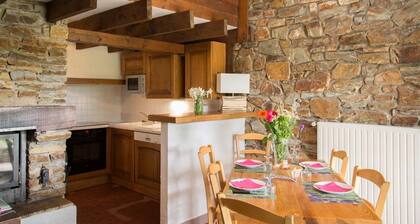 Traditional independent cottage 4/6 buried in a green valley facing the Cévennes mountains.