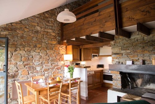 Traditional independent cottage 4/6 buried in a green valley facing the Cévennes mountains.