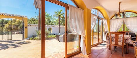 المنشأة من الداخل