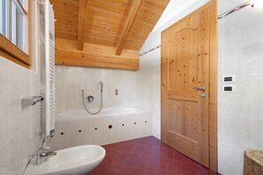 Badewanne, Haartrockner, Handtücher