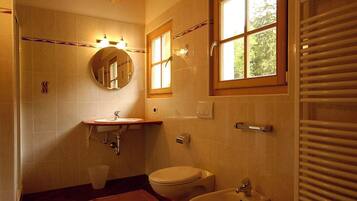 Tina, secadora de cabello, toallas