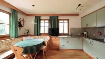 Kühlschrank, Mikrowelle, Herdplatte, Geschirrspüler
