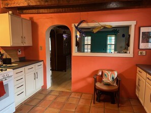 Fridge, microwave, oven, stovetop - Middle of Town • Close to Everything (Taos)