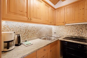 Kühlschrank, Mikrowelle, Herdplatte, Geschirrspüler