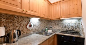 雪櫃、微波爐、爐具、洗碗機