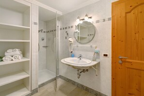 Dusche, Haartrockner, Handtücher