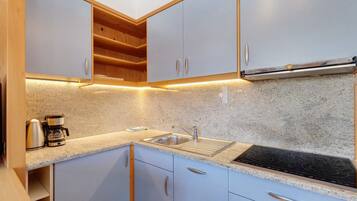 Frigorifero, microonde, piano cottura, lavastoviglie