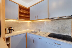 Kühlschrank, Mikrowelle, Herdplatte, Geschirrspüler