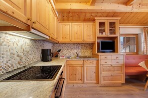 Fridge, microwave, stovetop, dishwasher - Apartment "Ciasa Mirio Pars" with Mountain View, Wi-Fi & Balcony (Wengen)