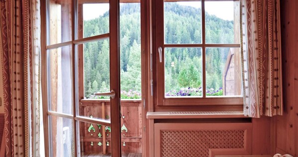 Interior - Apartment "Ciasa Mirio Pars" with Mountain View, Wi-Fi & Balcony (Wengen)
