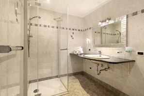 Chuveiro, secador de cabelo, toalhas de banho 