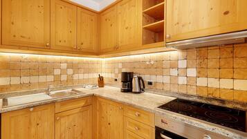 Kylskåp, mikrovågsugn, spishäll och diskmaskin