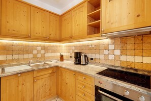 Kylskåp, mikrovågsugn, spishäll och diskmaskin