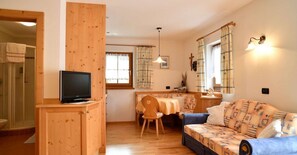 Living area - Apartment "Ciasa Mirio Sass" with Mountain View, Wi-Fi & Garden (Wengen)