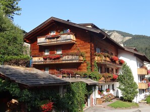 Exterior - Apartment "Casa Rustica Seceda" Near the Ski Lift with Mountain View, Wi-Fi, Balcony & Garden (Ortisei)