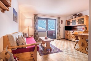 Living area - Apartment "Casa Rustica Seceda" Near the Ski Lift with Mountain View, Wi-Fi, Balcony & Garden (Ortisei)