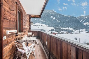 Outdoor dining - Apartment "Casa Rustica Seceda" Near the Ski Lift with Mountain View, Wi-Fi, Balcony & Garden (Ortisei)