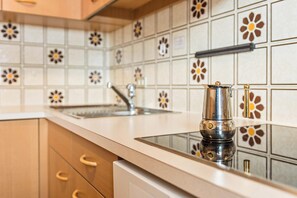 Frigorifero, microonde, piano cottura, lavastoviglie