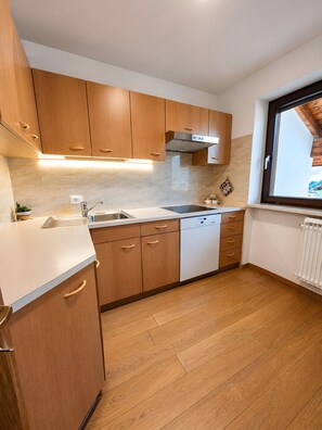 Fridge, microwave, stovetop, dishwasher - Apartment "Casa Rustica Saslonch" Near the Ski Lift with Mountain View & Balcony (Ortisei)