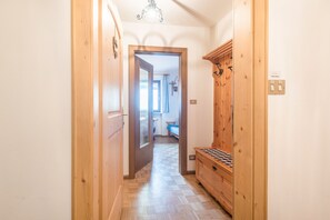 Interior - Apartment "Casa Rustica Saslonch" Near the Ski Lift with Mountain View & Balcony (Ortisei)