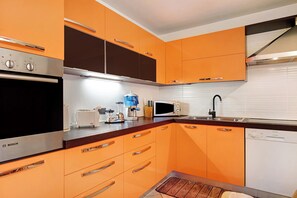 Fridge, microwave, oven, stovetop - Apartment "Alessio" with Mountain View & Balcony (Sicina)