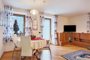 Dining - Apartment "Alessio" with Mountain View & Balcony (Sicina)