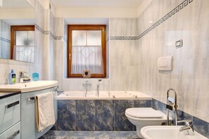 Baignoire, séchoir à cheveux, serviettes fournies
