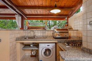 Fridge, oven, stovetop, electric kettle