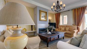 Een televisie, een open haard, een dvd-speler en een stereo