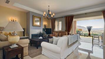 Televisie, een open haard, een dvd-speler en een stereo