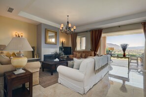 Een televisie, een open haard, een dvd-speler en een stereo