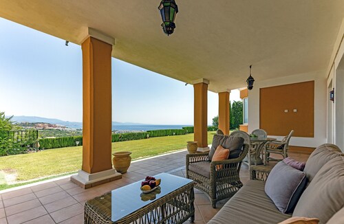 Villa Princesa Kristina with Sea & Mountain View, Pool and Wi-Fi