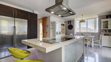 Een koelkast, een magnetron, een oven, een kookplaat