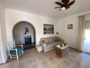 Een televisie, een open haard, een dvd-speler en een stereo