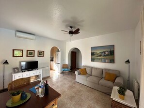 Televisie, een open haard, een dvd-speler en een stereo