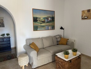 Televisie, een open haard, een dvd-speler en een stereo