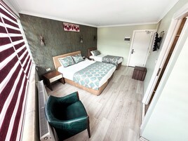 家庭三人房 | 防过敏的被褥、迷你吧、客房内保险箱、办公桌