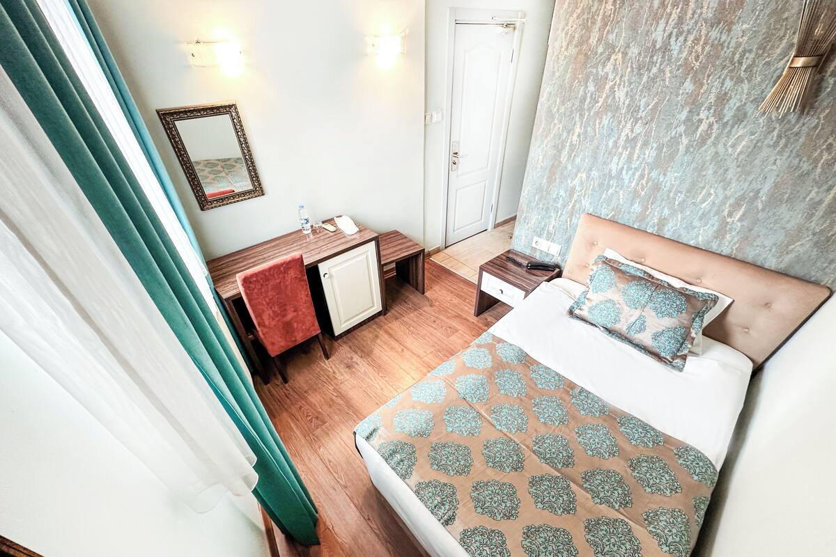 Comfort Single Room | Hypo-allergenic bedding available, minibar, in-room safe, desk