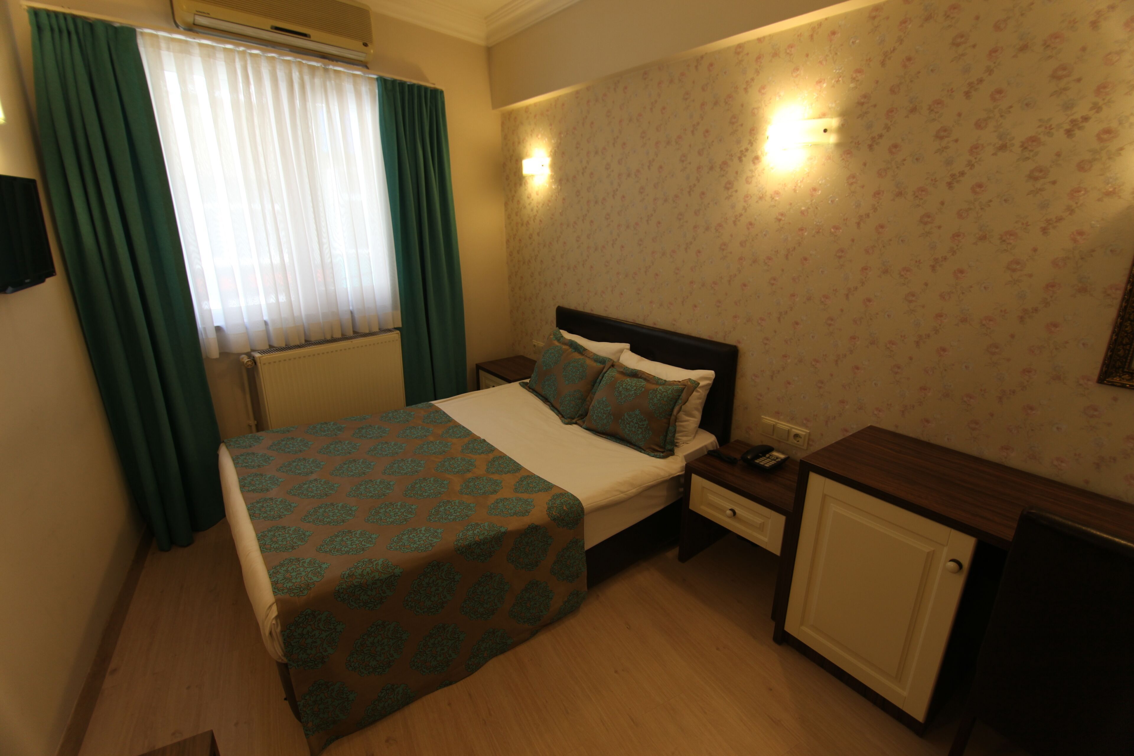 Ropa de cama hipoalergénica y minibar 