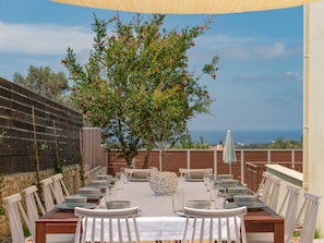 تناول الطعام بالخارج