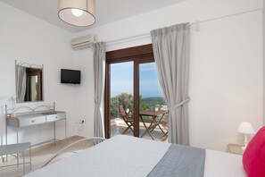 6 Schlafzimmer, Zimmersafe, Schreibtisch, Bügeleisen/Bügelbrett