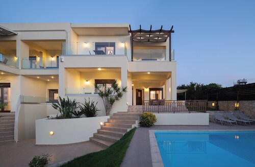 Family Villa Rousa, w/Pool, BBQ and kids playground only 6.8 km to the beach!
